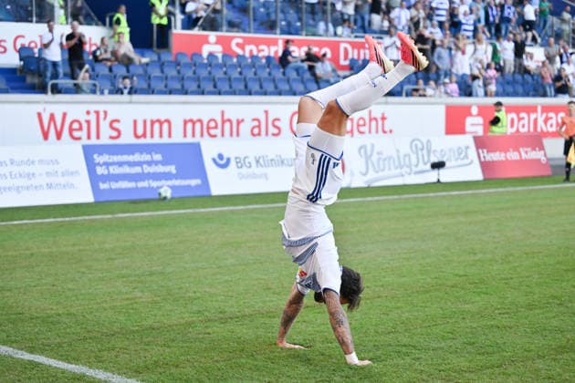 Lex Tyger Lobinger celebrates with a somersault, MSV Duisburg 0–1, August 8, 2026, Soccer, 3rd Division, 2026–27 Season, Matchday 1, MSV Duisburg vs. SV Meppen. DFB regulations prohibit any use of photographs as image sequences and or quasi-video. Duisburg, Schauinsland Reisen Arena, North Rhine-Westphalia, Germany Team2
