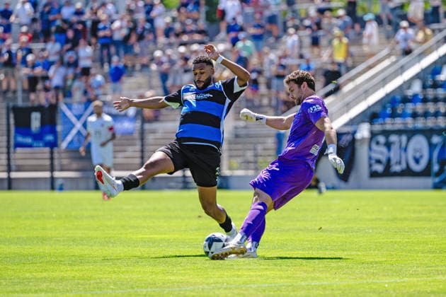 Godwin McDonald, FSV Frankfurt, 27; David Nreca Bisinger, VfR Mannheim, 01; FSV Frankfurt vs. VfR Mannheim, Soccer, Regionalliga Southwest, Matchday 1, 2026–2027 Season, August 8, 2026 Eibner Press Photo Attila Ziga FSV Frankfurt vs. VfR Mannheim, Soccer, Regionalliga Southwest, Matchday 1, 2026–2027 Season, August 8, 2026 Frankfurt Copyright: xEibner-Pressefotox EP_AZA