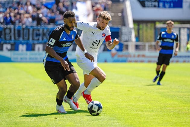 Godwin McDonald, FSV Frankfurt, 27; Alexander Esswein, VfR Mannheim, 11; FSV Frankfurt vs. VfR Mannheim, Soccer, Regionalliga Southwest, Matchday 1, 2026–2027 Season, August 8, 2026 Eibner Press Photo Attila Ziga FSV Frankfurt vs. VfR Mannheim, Soccer, Regionalliga Southwest, Matchday 1, 2026–2027 Season, August 8, 2026 Frankfurt Copyright: xEibner-Pressefotox EP_AZA