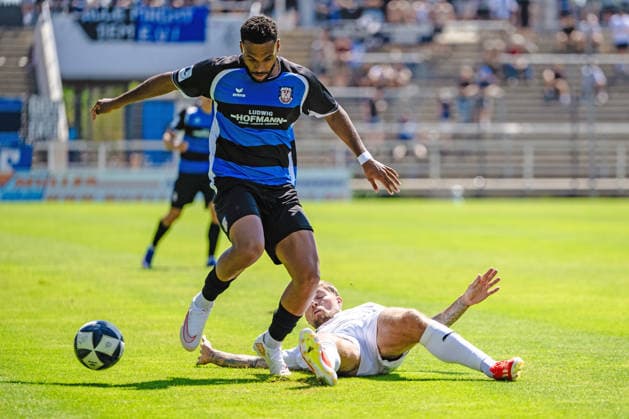Godwin McDonald, FSV Frankfurt, 27; Alexander Esswein, VfR Mannheim, 11; FSV Frankfurt vs. VfR Mannheim, Soccer, Regionalliga Southwest, Matchday 1, 2026–2027 Season, August 8, 2026 Eibner Press Photo Attila Ziga FSV Frankfurt vs. VfR Mannheim, Soccer, Regionalliga Southwest, Matchday 1, 2026–2027 Season, August 8, 2026 Frankfurt Copyright: xEibner-Pressefotox EP_AZA
