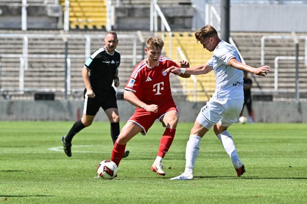Bavarian Regional League: FC Bayern Munich II 1, FC Schweinfurt 05 08 08 2026 MUNICH, GERMANY, August 8, in a duel between Anton HEINZ (FC Bayern Munich II 9) and Kevin FRISORGER (1 FC Schweinfurt 4) during the Bavarian Regional League match between FC Bayern’s amateurs and 1 FC Schweinfurt 05 on Matchday 3 at Grünwalder Stadium Copyright: xBEAUTIFULxSPORTS Goldbergx