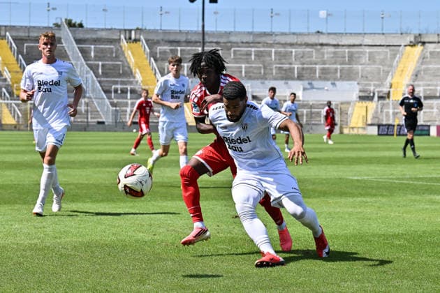 Bavarian Regional League: FC Bayern Munich II 1, FC Schweinfurt 05 08 08 2026 MUNICH, GERMANY, August 8, in a matchup between Jason PRODANOVIC of 1 FC Schweinfurt 17 and Oluwaseyi WILSON of FC Bayern Munich II 7 during the Bavarian Regional League match between FC Bayern’s amateur team and 1 FC Schweinfurt 05 on Matchday 3 at Grünwalder Stadium Copyright: xBEAUTIFULxSPORTS Goldbergx