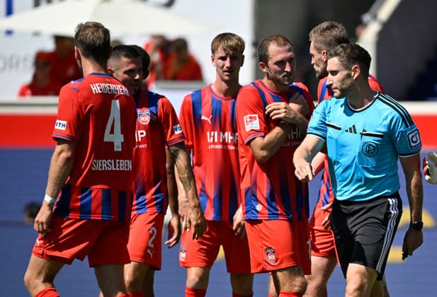Referee Eric Weisbach points to the penalty spot, Penalty Kick 1 FC Heidenheim 1846 (FCH) vs. VfL Osnabrück 08 08 2026 DFL REGULATIONS PROHIBIT ANY USE OF PHOTOGRAPHS AS IMAGE SEQUENCES AND OR QUASI-VIDEO 1 FC Heidenheim 1846 FCH vs. VfL Osnabrück