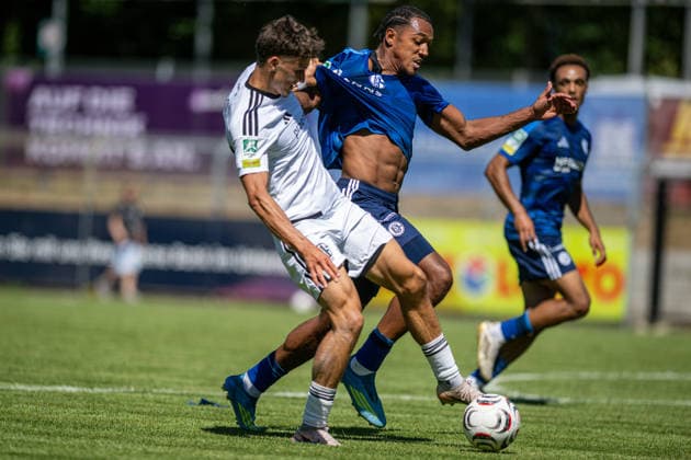 Soccer, 2026–2027 Season, Regionalliga West, August 8, 2026, Matchday 2, Men s, 1 FC Bocholt (white) vs. FC Schalke 04 U23 (blue) – Photo by Benjamin Friesen: 1 FC Bocholt, Anton Leander Donkor (FC Schalke 04 U23), Bocholt Stadion am Huenting, Germany 260808_fb_1fc-bocholt_schalke-04-u23_57518