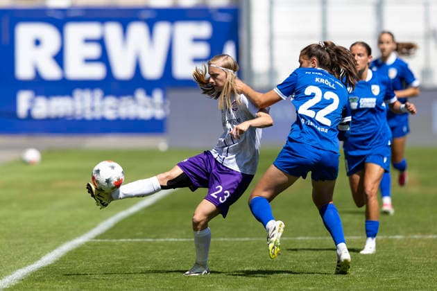 Women s Bundesliga 2: FC Carl Zeiss Jena vs. SGS Essen, Jena, August 8, 2026; Kyra Spitzner (23, SGS Essen) vs. Valentina Kröll (22, FC Carl Zeiss Jena); Women s Bundesliga 2: FC Carl Zeiss Jena vs. SGS Essen at the ad hoc arena at Ernst Abbe Sportfeld, August 8, 2026 Copyright: xBEAUTIFULxSPORTS Duehringx