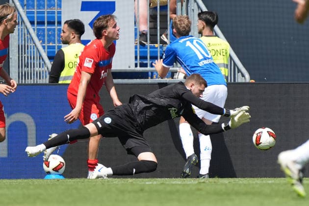 Goalkeeper Timon Weiner of Holstein Kiel makes a save on August 8, 2026, in the 2. Bundesliga, 2026–27 season: SV Darmstadt 98 vs. Holstein Kiel, Stadion am Böllenfalltor, Matchday 1, emonline, emspor,
