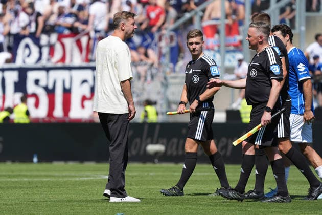 Coach Florian Kohfeldt of SV Darmstadt 98 with referee Felix Bickel, August 8, 2026, 2. Bundesliga, 2026–27 season, SV Darmstadt 98 vs. Holstein Kiel, Stadion am Boellenfalltor, Matchday 1, emonline, emspor,