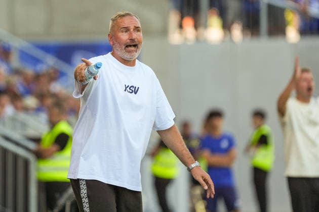 Coach Tim Walter of Holstein Kiel is dissatisfied 08 08 2026 2. Bundesliga, 2026–27 season SV Darmstadt 98 vs. Holstein Kiel, Stadion am Boellenfalltor, Matchday 1, emonline, emspor,