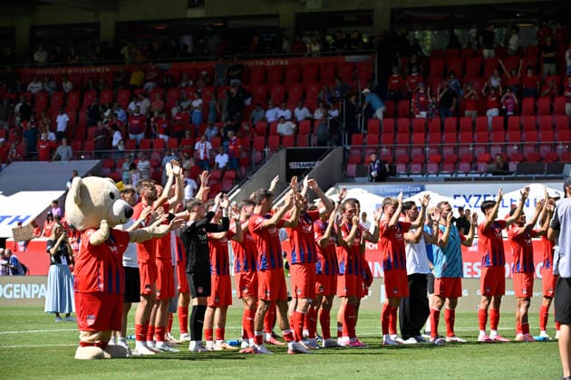 After the game, Heidenheim players celebrate in front of the fan section. 1 FC Heidenheim 1846 (FCH) vs. VfL Osnabrück 08, August 8, 2026. DFL regulations prohibit any use of photographs as image sequences and or quasi-VVIDEO 1 FC Heidenheim 1846 FCH vs. VfL Osnabrück