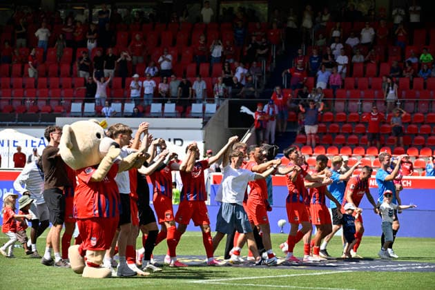 After the game, Heidenheim players celebrate in front of the fan section. 1 FC Heidenheim 1846 (FCH) vs. VfL Osnabrück 08, August 8, 2026. DFL regulations prohibit any use of photographs as image sequences and or quasi-VVIDEO 1 FC Heidenheim 1846 FCH vs. VfL Osnabrück