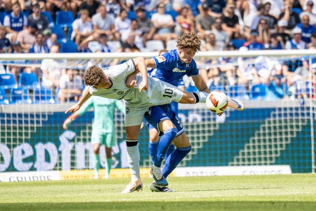 August 8, 2026, xdaymx, Soccer 2. Bundesliga, Karlsruher SC vs. Arminia Bielefeld (Rochelt), Jannik in a tackle with two-goal scorer Broschinski, Moritz Karlsruhe DFL DFB REGULATIONS PROHIBIT ANY USE OF PHOTOGRAPHS as IMAGE SEQUENCES and or QUASI-VIDEO Karlsruhe