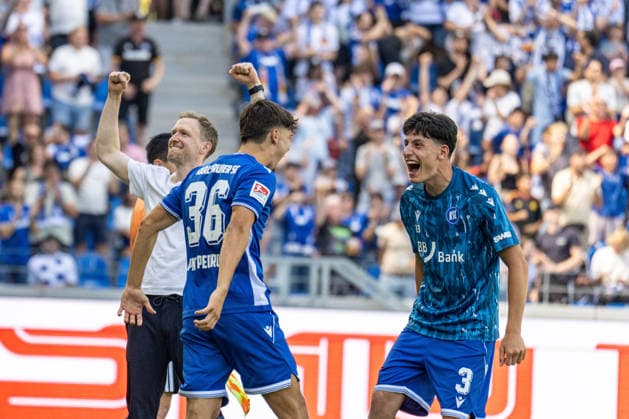 August 8, 2026, xdaymx, Soccer 2. Bundesliga, Karlsruher SC vs. Arminia Bielefeld, Maximilian Senft celebrates with Pinto, Rafael Pedrosa, and Ofli after the final whistle, Deniz DFL DFB REGULATIONS PROHIBIT ANY USE OF PHOTOGRAPHS AS IMAGE SEQUENCES AND OR QUASI-VIDEO Karlsruhe