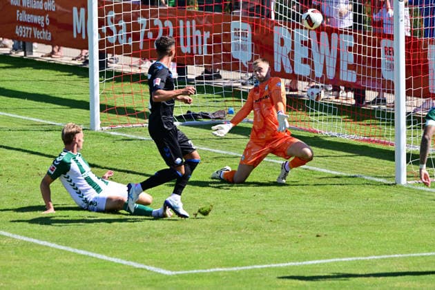 August 8, 2026, GER, Friendly Match: SV Werder Bremen vs. Paderborn, 2026–2027 Season, 1 FBL Stefano Marino (SC Paderborn 07) 30 is stopped by goalkeeper Karl Hein (Werder Bremen 01) on the left by Amos Pieper (Werder Bremen 05) at Oythe Stadium on Oyther Berg, Lower Saxony, Germany Copyright: xnordphotoxGmbHx xKFOTOx