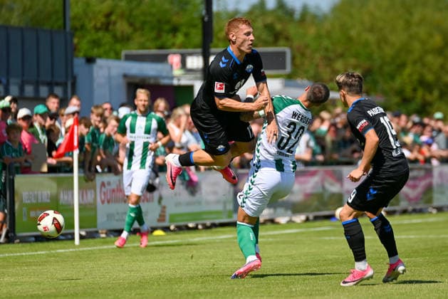 Laurin Curda (SC Paderborn), 17, goes head-to-head with Marco Friedl (SV Werder Bremen), 32; SV Werder Bremen vs. SC Paderborn, soccer, friendly match, 2026–2027 season, August 8, 2026, SV Werder Bremen vs. SC Paderborn, soccer, friendly match, 2026–2027 season, August 8, 2026, Vechta Copyright: xEibner-Pressefoto RobertxGertzenx EP_RGN
