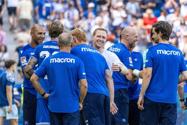 August 8, 2026, xdaymx, Soccer, 2. Bundesliga, Karlsruher SC vs. Arminia Bielefeld: Maximilian Senft celebrates his first home win with the team after the final whistle. DFL and DFB regulations prohibit any use of photographs as image sequences and or quasi-video. Karlsruhe