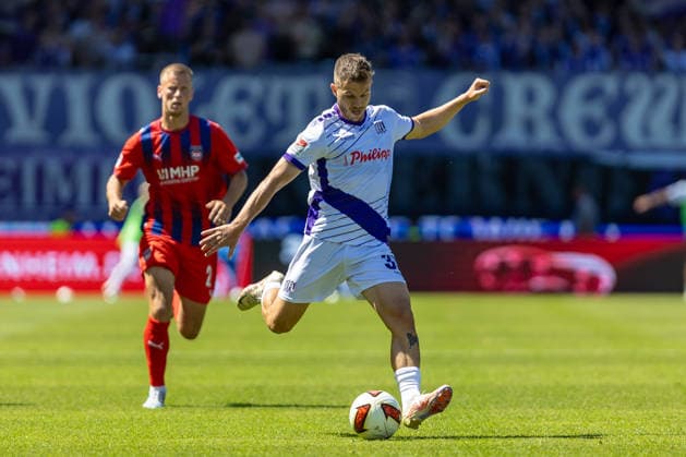 Cross by Patrick Kammerbauer (VfL Osnabrück), 31; behind him, Adrian Beck (1. FC Heidenheim), 21, GER; 1. FC Heidenheim vs. VfL Osnabrück, soccer, 2. Bundesliga, Matchday 01, 2026–2027 season, August 8, 2026, DFL and DFB regulations prohibit any use of photographs as image sequences and or quasi-video, GER, 1 FC Heidenheim vs. VfL Osnabrück, Soccer, 2. Bundesliga, Matchday 1, 2026–2027 Season, August 8, 2026, Heidenheim Copyright: xEibner-Pressefoto JanixPlessx EP_JPL