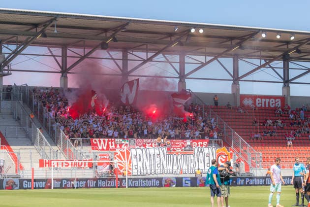 Ingolstadt, Germany August 8, 2026 3rd League 2026–2027 Matchday 1 FC Ingolstadt 04 vs. FC Würzburger Kickers In the photo: Kickers fans set off pyrotechnics in the visitors section. DFB and DFL regulations prohibit the use of photographs as image sequences and or quasi-video. Audi Sportpark Bayern Copyright: xFotostandx xSchäferx