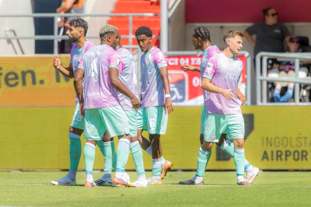 Ingolstadt, Germany, August 8, 2026, 3. Liga 2026–2027, Matchday 1: FC Ingolstadt 04 vs. FC Würzburger Kickers. Pictured: Coach Benjamin Stolte; FCI’s Liam Omore (FWK) celebrates with his teammates after scoring the goal that tied the game at 2–2, DFB and DFL regulations prohibit any use of photographs as image sequences and or quasi-video. Audi Sportpark Bayern Copyright: xFotostandx xSchäferx