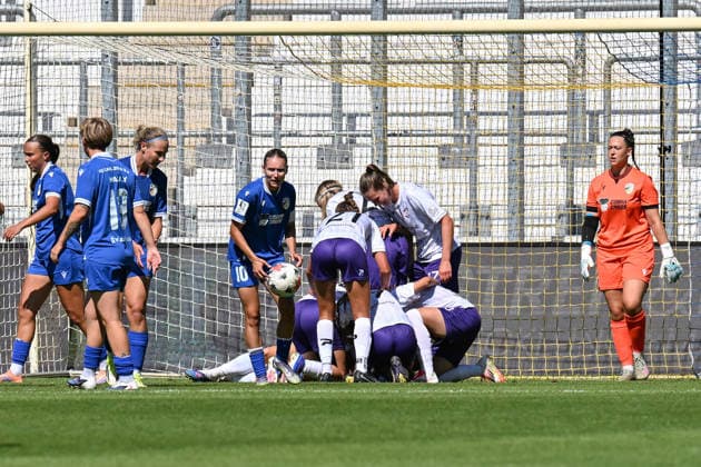 Soccer I Women’s I 2026–2027 Season I Bundesliga I Matchday 2 I FC Carl Zeiss Jena vs. SGS Essen I August 8, 2026 Goal celebration by SGS Essen; goal scorer Antonia Baaß 8, SGS Essen players swarmed around their teammate at the Jena Ernst Abbe Sports Field, ad hoc Arena, Thuringia, Germany Copyright: xLobeca InesxHähnelx