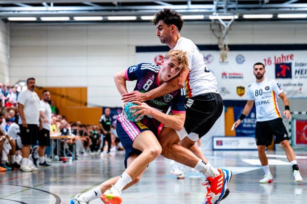 August 8, 2026, xdobgx, 2026 Heide Cup Handball Tournament, TSV Hannover Burgdorf vs. Provence Aix, Levi Fielitz (TSV Hannover Burgdorf), 8, Nikoloz Kalandadze (PAUC Handball), 27, duel, battle, tackle, Schneverdingen