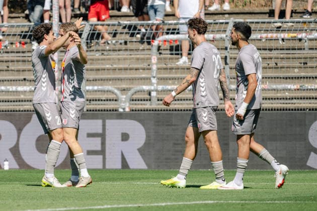 The Regensburg players celebrate the goal that makes the score 4–1, scored by David Philipp, SSV Jahn Regensburg, August 8, FC Viktoria Cologne vs. SSV Jahn Regensburg, Soccer, 3. Liga, Matchday 1, 2026–2027 season, August 8, 2026 DFL DFB regulations prohibit any use of photographs as image sequences and or quasi-video FC Viktoria Cologne vs. SSV Jahn Regensburg, soccer, 3rd Division, Matchday 1, 2026–2027 season, August 8, 2026, Cologne Copyright: xEibner-Pressefoto ThomasxHaeslerx EP_THR