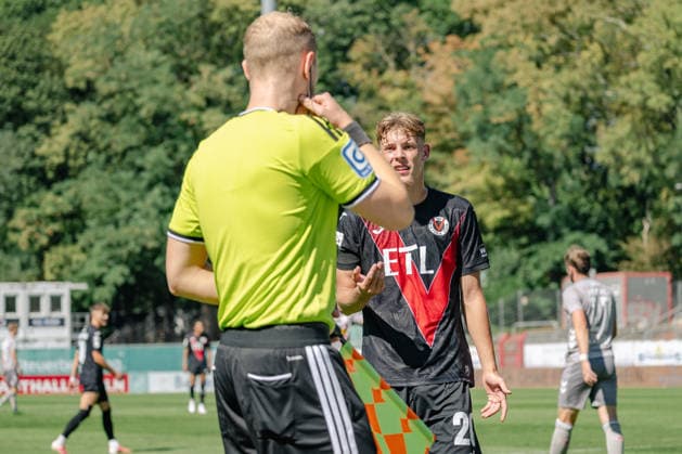 Niklas Swider of Viktoria Cologne, 20, cannot understand the decision and questions it with the linesman during the FC Viktoria Cologne vs. SSV Jahn Regensburg soccer match, 3. Liga, Matchday 1, 2026–2027 season, August 8, 2026 DFL DFB regulations prohibit any use of photographs as image sequences and or quasi-video FC Viktoria Cologne vs. SSV Jahn Regensburg, soccer, 3rd Division, Matchday 1, 2026–2027 season, August 8, 2026, Cologne Copyright: xEibner-Pressefoto ThomasxHaeslerx EP_THR