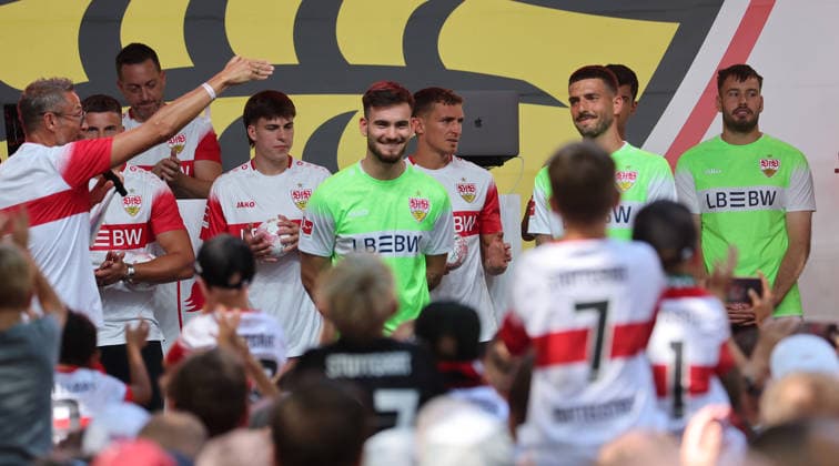 Stuttgart, VfB Stuttgart Season Opener: VfB Stuttgart vs. Everton FC; front row, from left: Dennis Seimen, Fabian Bredlow