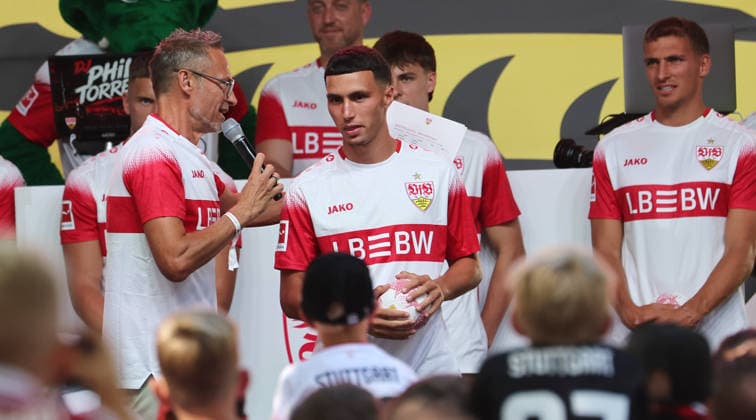Stuttgart, VfB Stuttgart Season Opener: VfB Stuttgart vs. Everton FC; from left: stadium announcer Holger Laser, Bilal El Khannouss in the foreground
