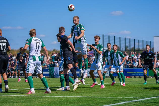 Amos Pieper, Werder Bremen, 5; Mick Schmetgens, Werder Bremen, 33; Marco Grüll, Werder Bremen, 17, during a corner kick; German soccer, 2026–27 season, first friendly match of the day, August 8, 2026; Werder Bremen vs. SC Paderborn 07, Stadion am Oyther Berg, Oythe, Vechta, Lower Saxony Copyright: xLeonxFrickx