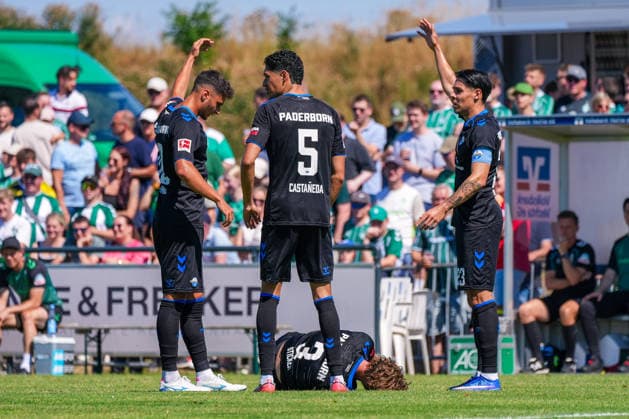 Jonah Sticker, SC Paderborn 07, No. 3, injured on the ground; Santiago Castaneda, SC Paderborn 07, No. 5, Stefano Marino, SC Paderborn 07, 30, German soccer, 2026–27 season, first friendly match of the day, August 8, 2026, Werder Bremen vs. SC Paderborn 07, Stadion am Oyther Berg, Oythe, Vechta, Lower Saxony Copyright: xLeonxFrickx