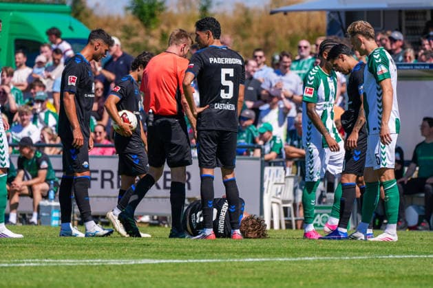 Jonah Sticker, SC Paderborn 07, No. 3, injured on the ground; Santiago Castaneda, SC Paderborn 07, No. 5, Stefano Marino, SC Paderborn 07, 30, German soccer, 2026–27 season, first friendly match of the day, August 8, 2026, Werder Bremen vs. SC Paderborn 07, Stadion am Oyther Berg, Oythe, Vechta, Lower Saxony Copyright: xLeonxFrickx