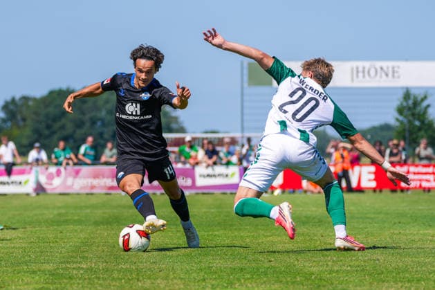 Mika Baur, SC Paderborn 07, 14; Chuki, Werder Bremen, 20; German Soccer, 2026–27 Season, first friendly match of the day, August 8, 2026; Werder Bremen vs. SC Paderborn 07, Stadion am Oyther Berg, Oythe, Vechta, Lower Saxony Copyright: xLeonxFrickx
