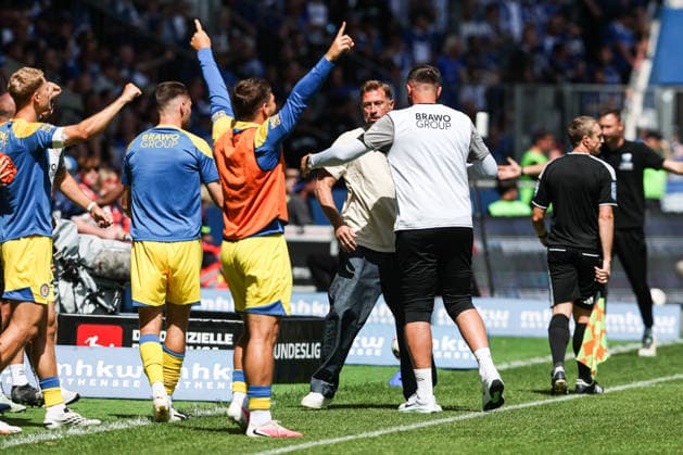 Goal celebration: Coach Lars Kornetka, Eintracht Braunschweig; Goal scorer Jan Urbich, Eintracht Braunschweig, 27, scores to make it 0–2. 2026–2027 Bundesliga season: 1. FC Magdeburg vs. Eintracht Braunschweig at the Avnet Arena in Magdeburg. Action,soccer, man, men, Germany, August 8, 2026