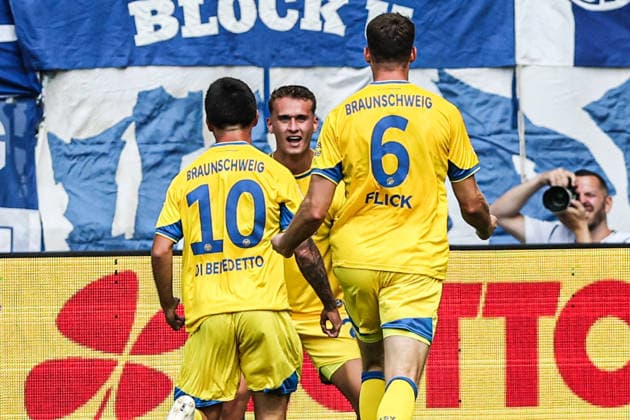 Goal celebration: Goal scorer Jan Urbich (M), Eintracht Braunschweig, 27, scores to make it 0–3. 2026–2027 Bundesliga season: 1. FC Magdeburg vs. Eintracht Braunschweig at the Avnet Arena in Magdeburg. Action, soccer, man,Men, Germany, August 8, 2026