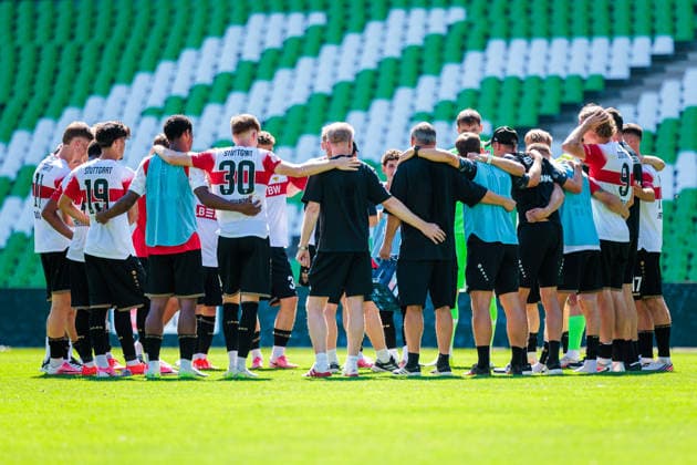 The VfB Stuttgart II team stands together in a huddle and celebrates their 2–3 victory after the final whistle. GER, TSV Havelse 1912 vs. VfB Stuttgart II, Soccer, 3. Liga, Matchday 1, 2026–2027 season, August 8, 2026 DFL regulations prohibit the use of photographs as image sequences and or quasi-video GER, TSV Havelse 1912 vs. VfB Stuttgart II, soccer, 3rd League, Matchday 1, 2026–2027 season, August 8, 2026, Hanover Copyright: xEibner-Pressefoto JanxRollingerx EP_JSK