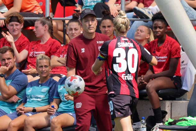 Leverkusen, Germany, August 8, 2026 Season opener: Friendly match between Bayer Leverkusen Women and Feyenoord Rotterdam Women. Pictured, from left: Head Coach Roberto Pätzold; Pätzold passes the ball to Carolin Simon. Copyright: HMBxMedia MadeleinexFantini