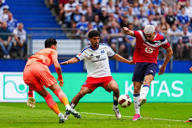 Berke Özer, OSC Lille, 01; Martin Adeline, Hamburger SV, 05; Romain Perraud, OSC Lille, 15 GER; Hamburger SV vs. OSC Lille, Soccer, Friendly Match, 2026–2027 Season, August 8, 2026 GER, Hamburger SV vs. OSC Lille, soccer, friendly match, 2026–2027 season, August 8, 2026, Hamburg Copyright: xEibner-Pressefoto MarcelxvonxFehrnx EP_MFN