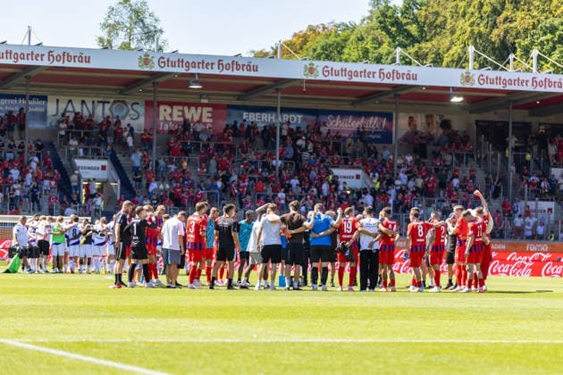 The teams gathered in a circle of joy and sorrow after the game, GER, 1. FC Heidenheim vs. VfL Osnabrück, soccer, 2. Bundesliga, Matchday 1, 2026–2027 season, August 8, 2026, DFL and DFB regulations prohibit any use of photographs as image sequences and or quasi-video, GER, 1 FC Heidenheim vs. VfL Osnabrück, Soccer, 2. Bundesliga, Matchday 1, 2026–2027 Season, August 8, 2026, Heidenheim Copyright: xEibner-Pressefoto JanixPlessx EP_JPL