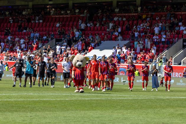 The team heading toward the fans after the game with Paule, GER, 1 FC Heidenheim vs. VfL Osnabrück, soccer, 2. Bundesliga, Matchday 1, 2026–2027 season, August 8, 2026, DFL and DFB regulations prohibit any use of photographs as image sequences and or quasi-video, GER, 1 FC Heidenheim vs. VfL Osnabrück, soccer, 2. Bundesliga, Matchday 1, 2026–2027 Season, August 8, 2026, Heidenheim Copyright: xEibner-Pressefoto JanixPlessx EP_JPL