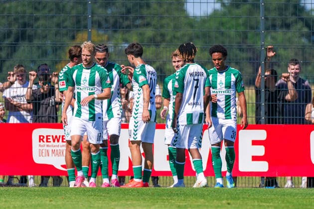 Werder Bremen celebrates Justin Njinmah s goal to make it 1–0. Werder Bremen, 11, joy, emotions, celebration, German soccer, 2026–27 season, second friendly match of the day, August 8, 2026, Werder Bremen vs. SC Paderborn 07, Stadion am Oyther Berg, Oythe, Vechta, Lower Saxony Copyright: xLeonxFrickx