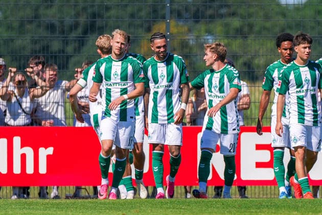 Werder Bremen celebrates Justin Njinmah s goal to make it 1–0. Werder Bremen, 11, joy, emotions, celebration, German soccer, 2026–27 season, second friendly match of the day, August 8, 2026, Werder Bremen vs. SC Paderborn 07, Stadion am Oyther Berg, Oythe, Vechta, Lower Saxony Copyright: xLeonxFrickx