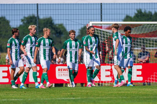 Werder Bremen celebrates Justin Njinmah s goal to make it 1–0. Werder Bremen, 11, joy, emotions, celebration, German soccer, 2026–27 season, second friendly match of the day, August 8, 2026, Werder Bremen vs. SC Paderborn 07, Stadion am Oyther Berg, Oythe, Vechta, Lower Saxony Copyright: xLeonxFrickx