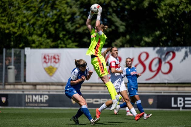 August 8, 2026, GER, Soccer, Women, Friendly, 2026–2027 Season, VfB Stuttgart vs. TSG 1899 Hoffenheim; Laura Dick (Hoffenheim), 01, with the ball ahead of Wielle Douma (Hoffenheim), 13; Stuttgart; Robert Schlienz Stadium; Baden-Württemberg; Germany Copyright: xNordphoto Memmlerx