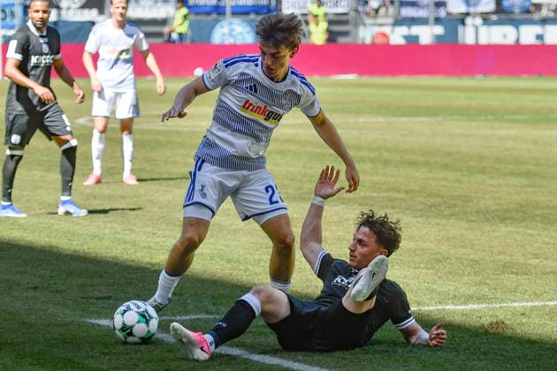 From left: Jan Simon and Symalla (Duisburg 23) and Tobias Mißner (Meppen 3) in a one-on-one duel, August 8, 2026 ¢ Soccer ¢ MSV Duisburg vs. SV Meppen, Schauinsland Reisen Arena, Duisburg, DFB and DFL regulations prohibit any use of photographs as image sequences and or quasi-video. NRW, Germany Copyright: xpepphotox xSaschaxWeizx pep00321, pep_20260808_hm_52889
