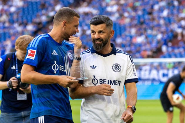 Gelsenkirchen, Germany, August 26, Edin Dzeko (No. 10) of FC Schalke 04 and head coach Miron Muslic of FC Schalke 04 during the friendly match between FC Schalke 04 and Atalanta Bergamo at the Veltins Arena in Gelsenkirchen. Photo by Joachim Bywaletz. DFB and DFL regulations prohibit any use OF PHOTOGRAPHS AS IMAGE SEQUENCES AND OR QUASI-VIDEO Copyright: JoachimxBywaletz xJB-Sportfoto