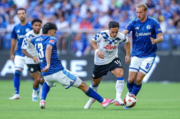 August 8, 2026, Soccer, FC Schalke 04 vs. Atalanta Bergamo, Friendly Match, Veltins Arena, Gelsenkirchen, 2026–2027 season: Giacomo Raspadori (Atalanta Bergamo, No. 18) in a tackle against Mertcan Ayhan (FC Schalke 04, No. 43) and Timo Becker (FC Schalke 04, No. 05). DFB regulations prohibit any use of photographs as image sequences and or quasi-video. North Rhine-Westphalia, Germany