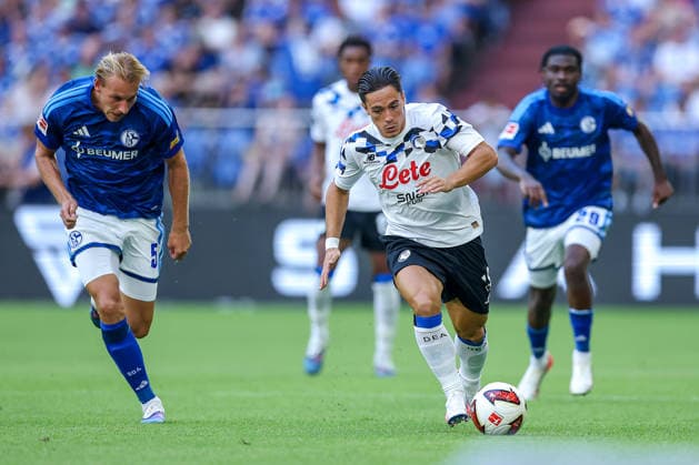 August 8, 2026, Soccer, FC Schalke 04 vs. Atalanta Bergamo, Friendly Match, Veltins Arena, Gelsenkirchen, 2026–2027 season: Giacomo Raspadori (Atalanta Bergamo, No. 18) in a tackle against Timo Becker (FC Schalke 04, No. 05) and Junior Dina Ebimbe (FC Schalke 04, No. 29). DFB regulations prohibit any use of photographs as image sequences and or quasi-video. North Rhine-Westphalia, Germany