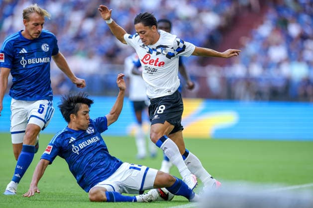 August 8, 2026, Soccer, FC Schalke 04 vs. Atalanta Bergamo, Friendly Match, Veltins Arena, Gelsenkirchen, 2026–2027 season: Giacomo Raspadori (Atalanta Bergamo, No. 18) in a tackle against Satoshi Tanaka (FC Schalke 04, No. 13). DFB regulations prohibit any use of photographs as image sequences and or quasi-video. North Rhine-Westphalia, Germany