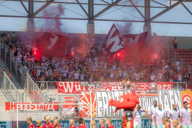 Ingolstadt, Germany August 8, 2026 3rd League 2026–2027 Matchday 1 FC Ingolstadt 04 vs. FC Würzburger Kickers In the photo: Kickers fans set off pyrotechnics in the visitors section. DFB and DFL regulations prohibit the use of photographs as image sequences and or quasi-video. Audi Sportpark Bayern Copyright: xFotostandx xSchäferx