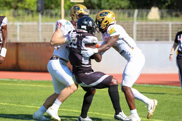 August 8, 2026, Berlin Rebels vs. Dresden Monarchs, GFL, Mommsenstadion, Berlin: Naz Bombata of the Berlin Rebels, No. 22, manages to hold onto the ball